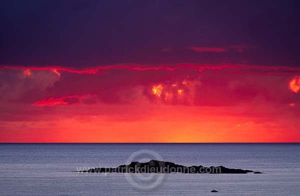 Red Sunset & boat from West Burra, Shetland - Couchant depuis West Burra 13353