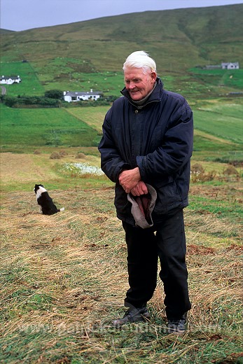 Crofter and his dog, Shetland, Scotland - Paysan dans les Shetland  13922