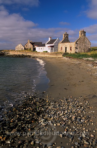 Houses and beach, Uyeasound, Unst, Shetland - Maisons et plage, Unst  14103