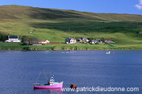 Pink fishing boat, Olna Firth, Shetland - Bateau rose à Olna Firth 13313