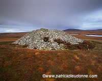 Barpa Langass cairn, North Uist, Scotland -  Tombe à chambre, Uist, Ecosse  15982