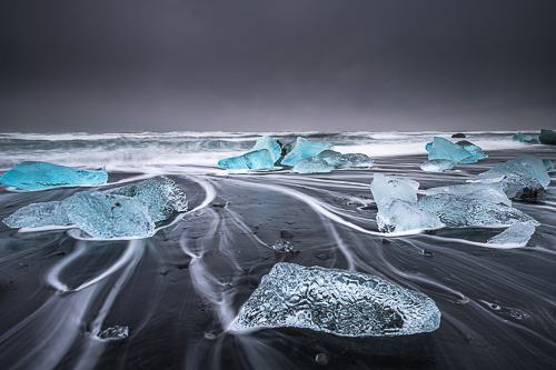 Icebergs sur plage de Jokulsarlon